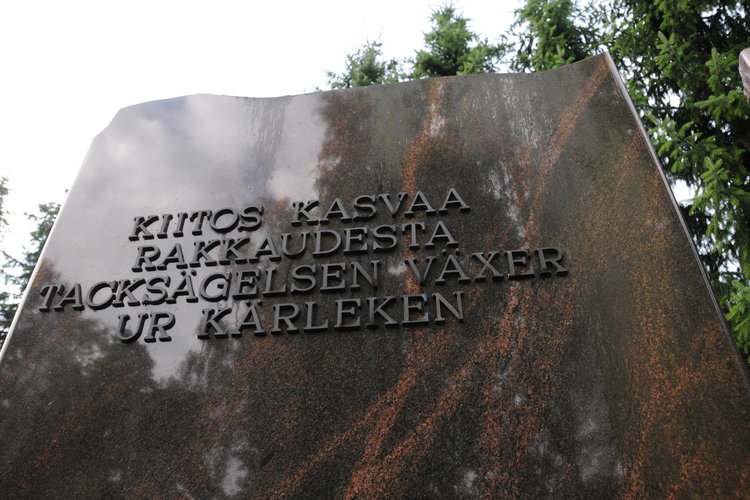 Gräsan uurnalehdon kiitoskivi.