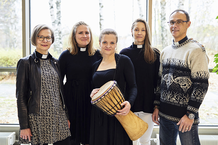 Oppilaitostyön työntekijät, neljä pappia ja kanttori ryhmäkuvassa.