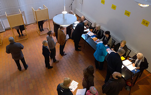 Seurakuntavaalien äänestäjiä Olarissa 2014
