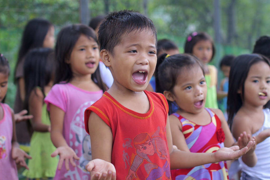 Aasialaiset lapset laulavat.