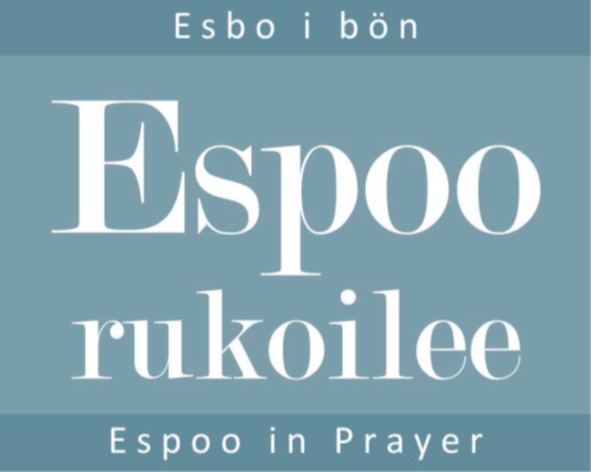 Espoo rukoilee -mainoskuvateksti kolmella kielellä.