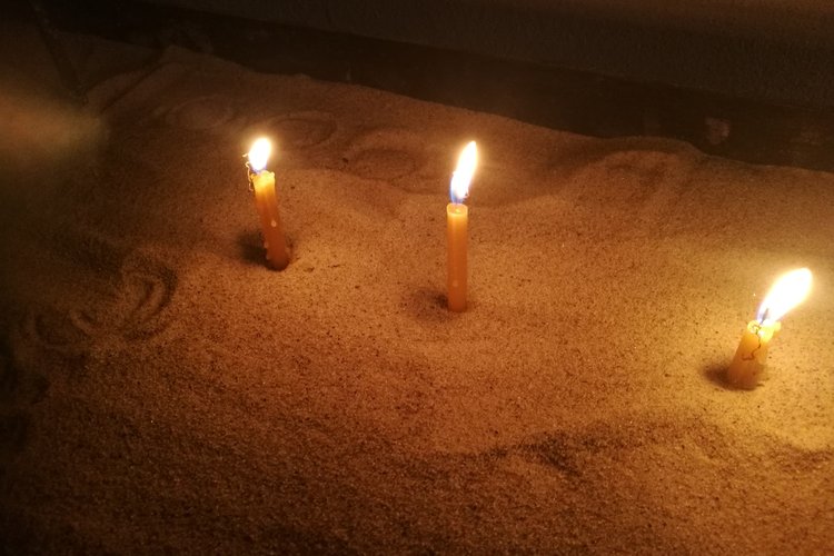 Kynttilät palavat rukouksen merkiksi