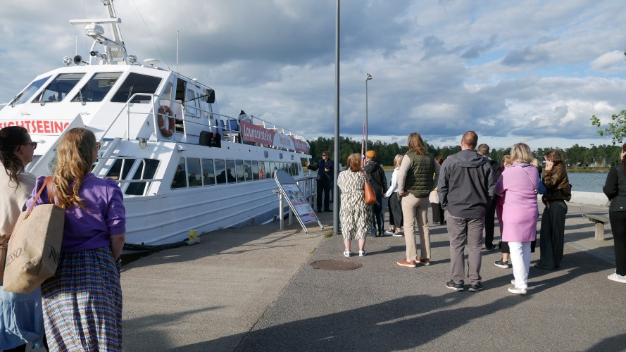 Ihmisiä laiturilla menossa laivaan.