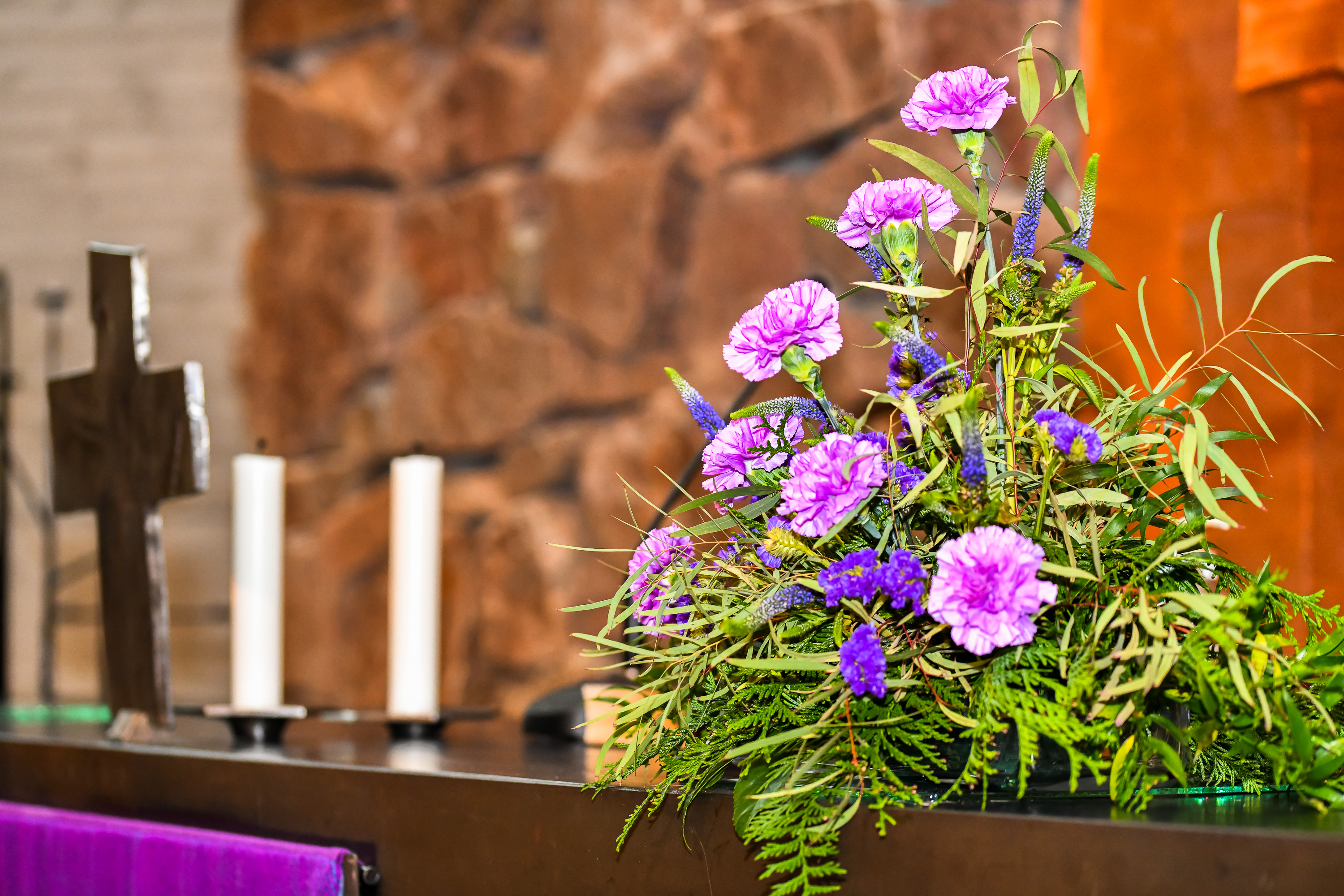 Kirkon alttari, jonka päälle on laskettu kukkia.