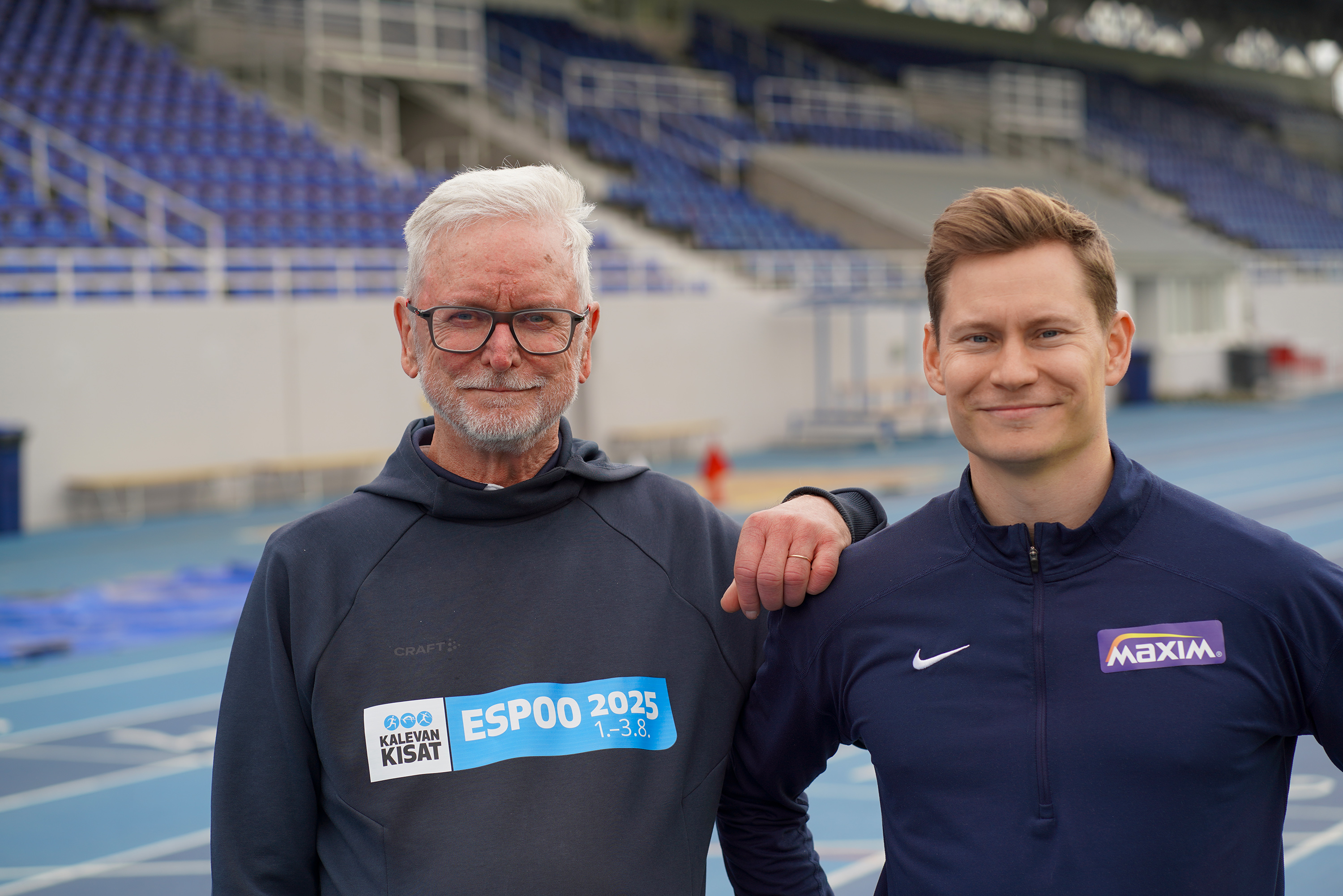 Kuvassa Kalevan kisojen pääsihteeri Harri Lammi ja aitajuoksija Oskari Mörö.