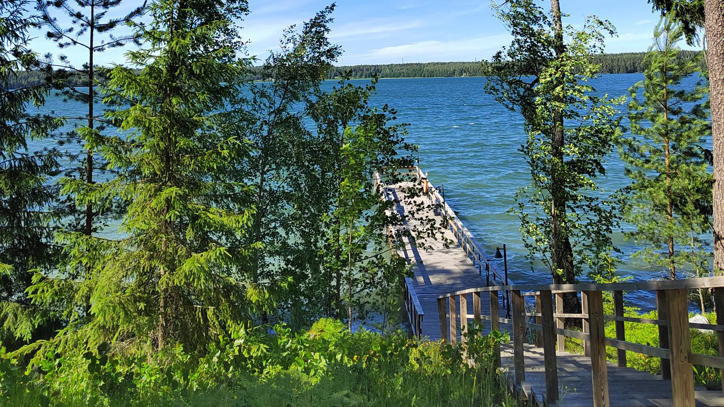 Merimaisema ja pitkä puinen laituri.