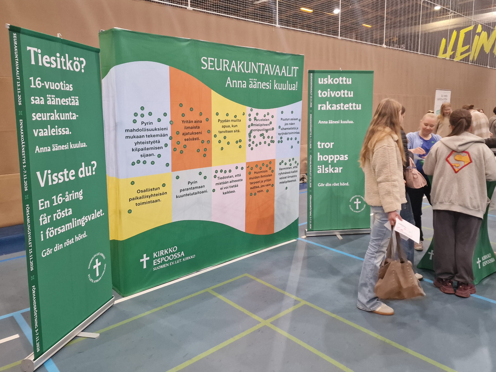 Kuvassa on nuoria ihmisiä.