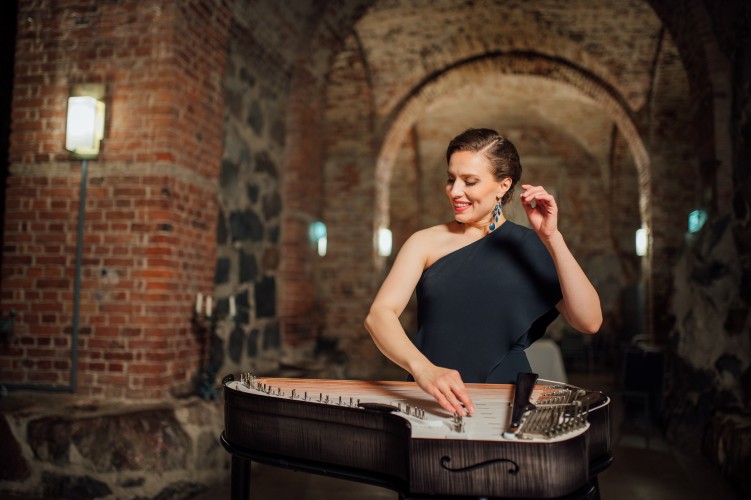 Ida Elina soittaa konserttikannelta holvikaarten alla.