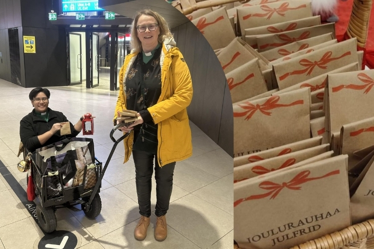 Anna Handroo ja Anni Rusi Tapiolan seurakunnan diakoniatyöstä valmistautumassa piparkakkujen jakeluun.