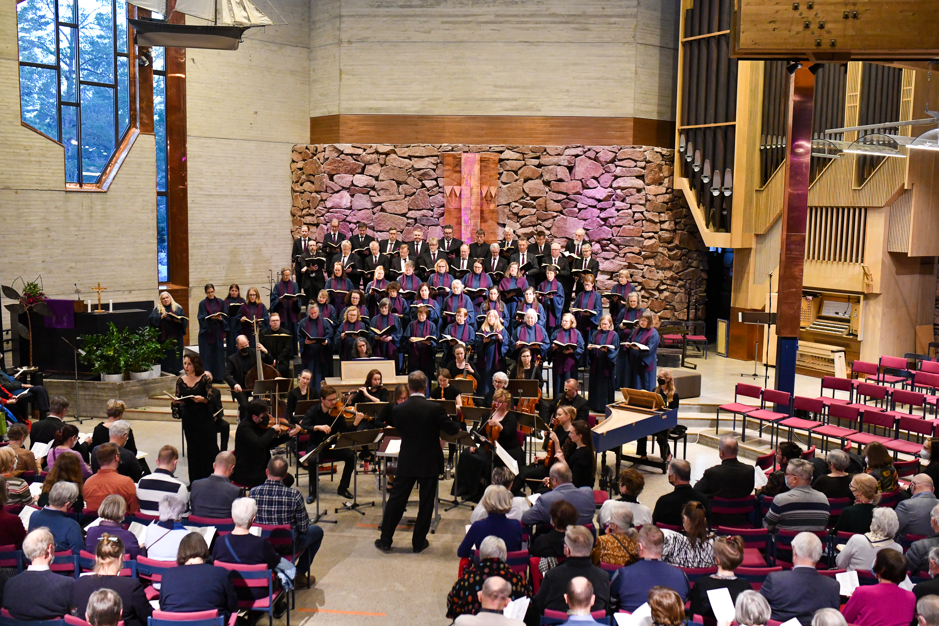 Kuoro ja orkesteri soittava kirkon salissa klassista musiikkia.