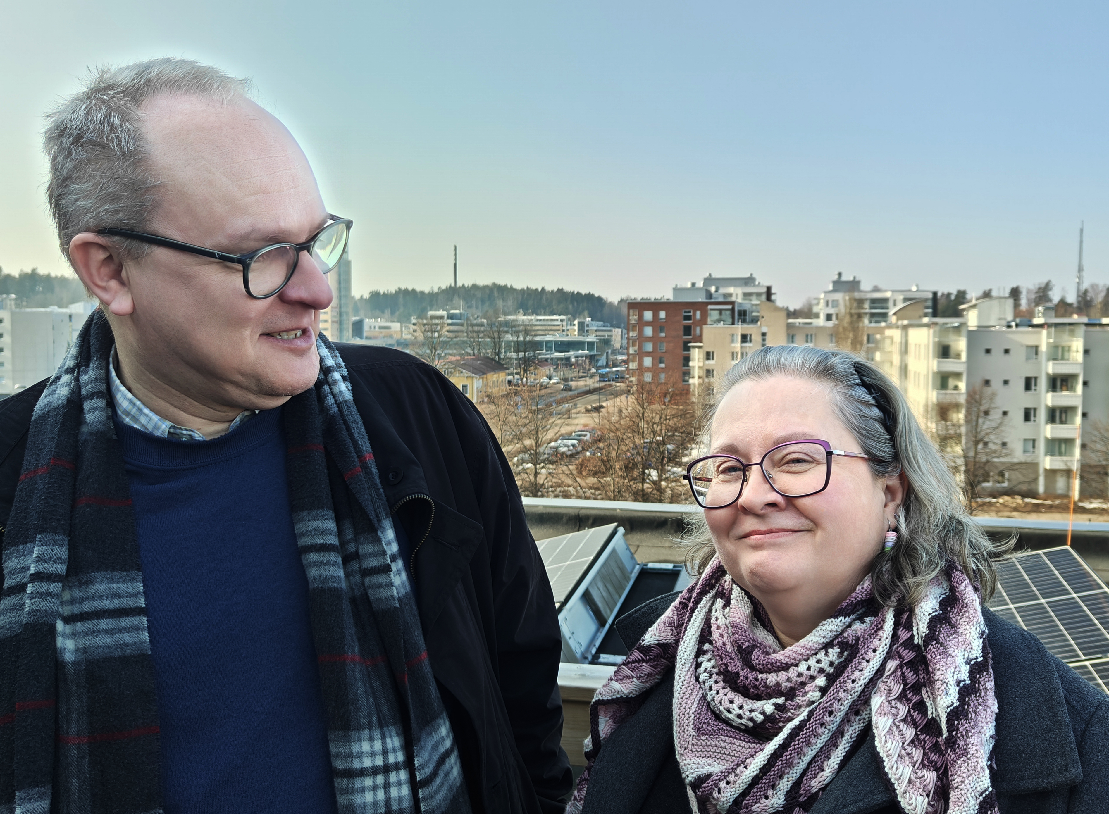 Leirin vetäjät Niko Huttunen ja Erika Kallio istuvat vierekkäin ulkona penkillä.