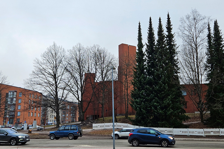 Autoja kadulla, taustalla Olarin kirkko.