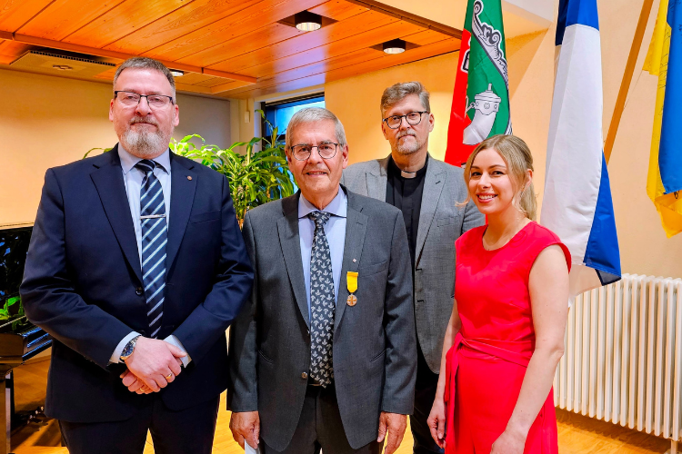 Ryhmäkuvassa Pro ecclesia -mitalin luovuttamisen yhteydessä. Kuva on otettu Espoon valtuustotalolla.