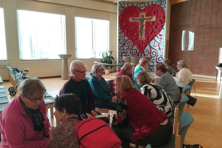 Varttunut väki, seis yksinäisyydelle, keskustelu