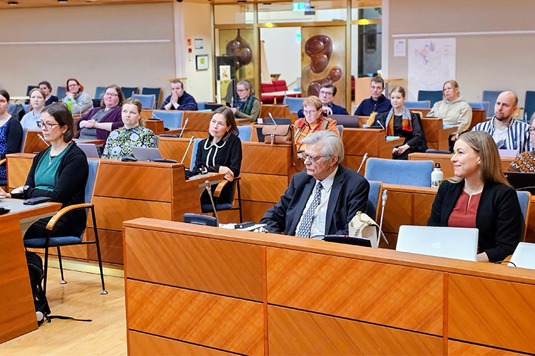 Yhteinen kirkkovaltuusto Espoon valtuustosalissa kokousta aloittelemassa helmikuussa 2025.
