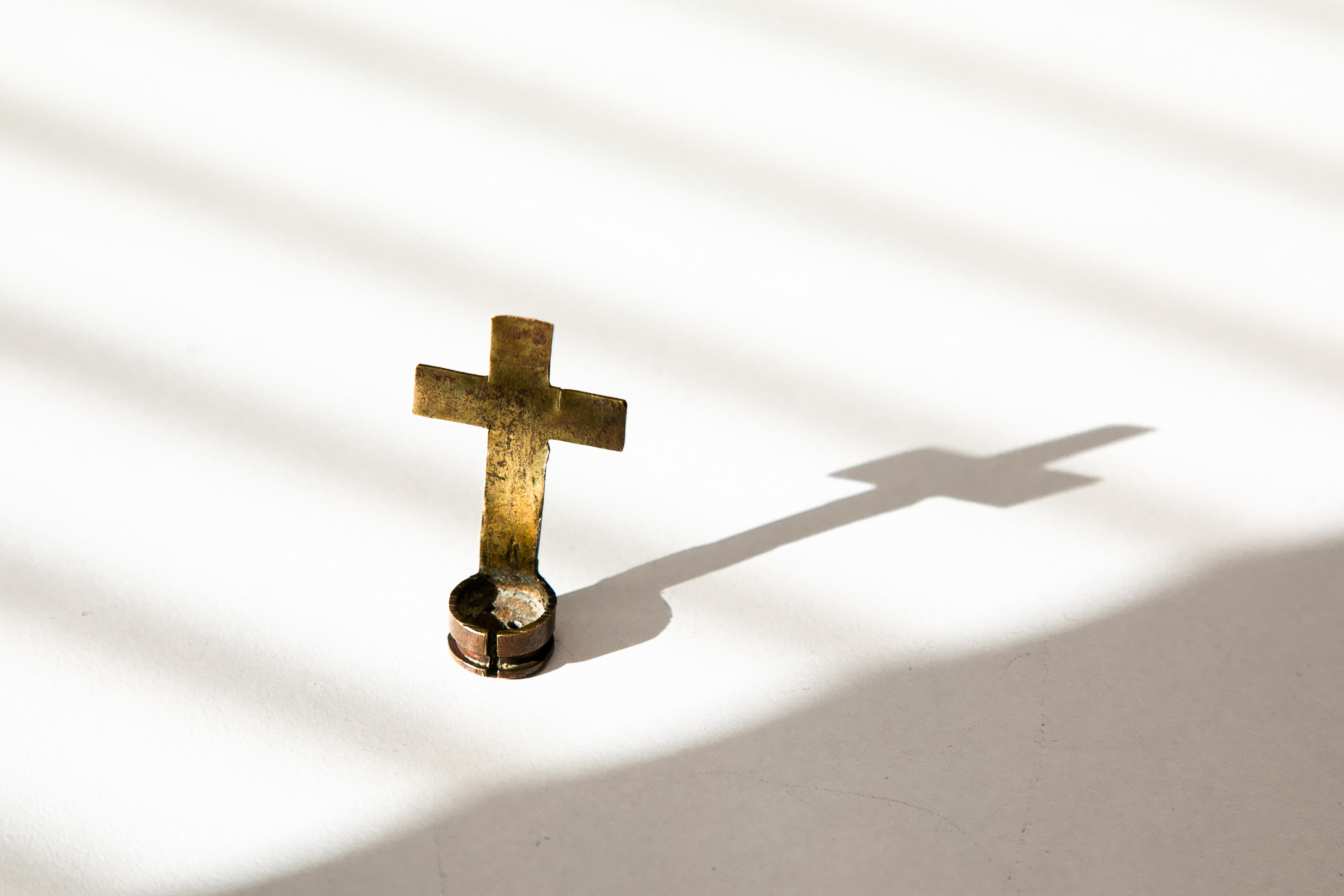 Hylsyristi on käytetty metallinen ammushylsy, joka on puhdistettu ja muotoiltu ristiksi. Konfliktialueiden ...