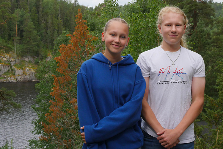 kaksi nuorta järven edustalla Nuuksiossa