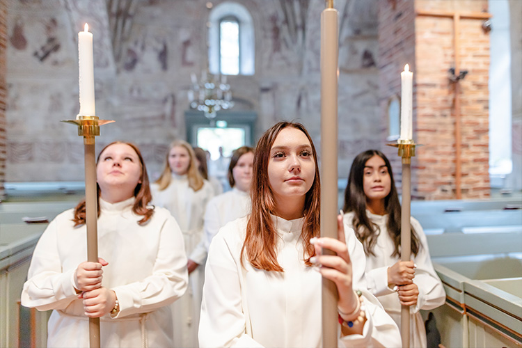 nuoria albassa rippijuhlassa Espoon tuomiokirkossa