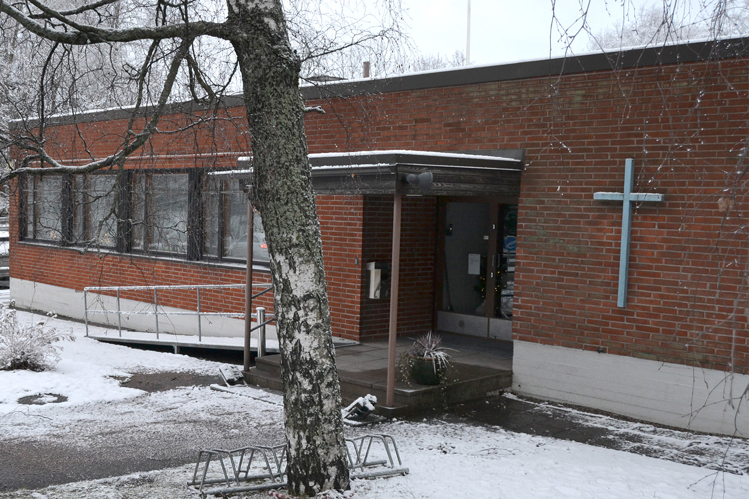 Viherlaakson kappeli Viherlaakson punatiilinen matala kappeli lumisen maiseman ympäröimänä. Seinässä on iso risti.