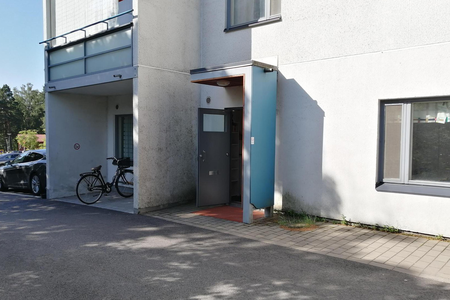 Laajalahden kerhotila Kuvassa valkoisen kerrostalon kerhotilan kivijalan sisäänkäynti.