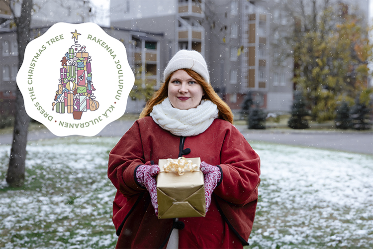 Kuvassa on punanuttuinen nainen lahjapaketti käsissään ja Rakenna joulupuu -keräyksen logo.
