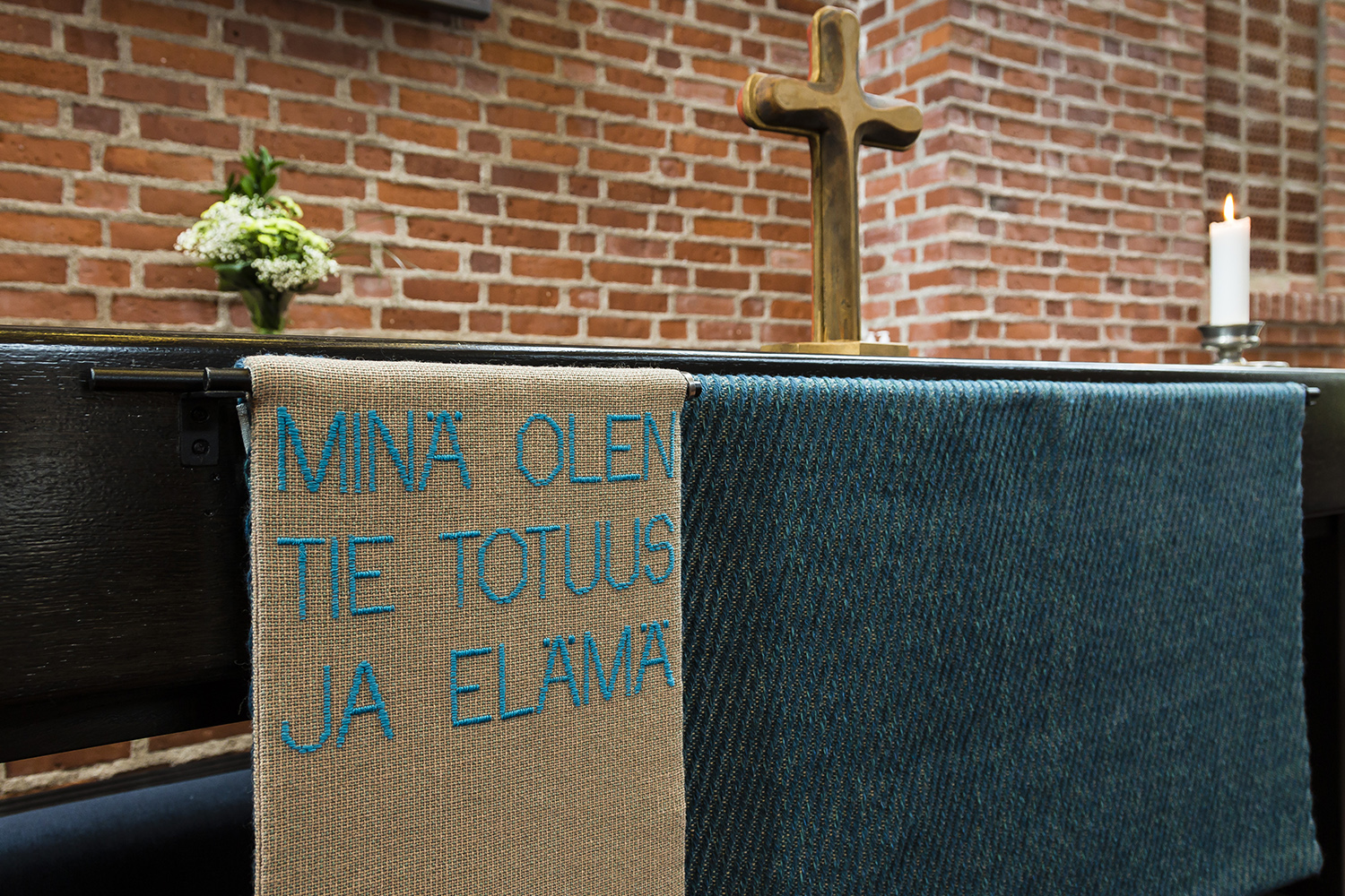 lähikuva Leppävaaran kirkon alttaritekstiileistä, sinivihreä vaate, jossa lukee "Minä olen tie, totuus ja elämä"