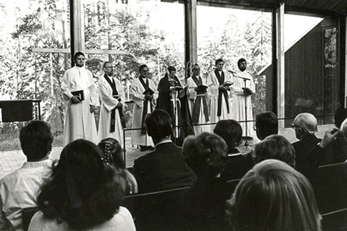 Piispat Gulin ja R. O. Rosenqvist vihkivät Otaniemen kaksikielisen kappelin kirkoksi 12.5.1957.