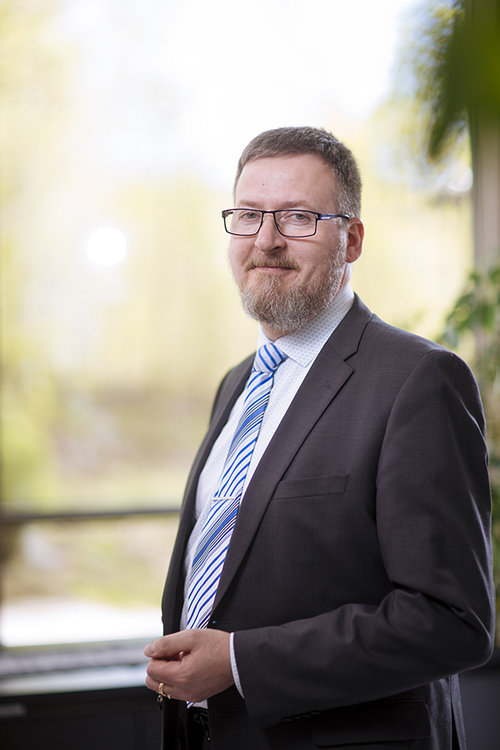 Hallintojohtaja Risto Hämäläinen johtaa seurakuntayhtymän virastoa.