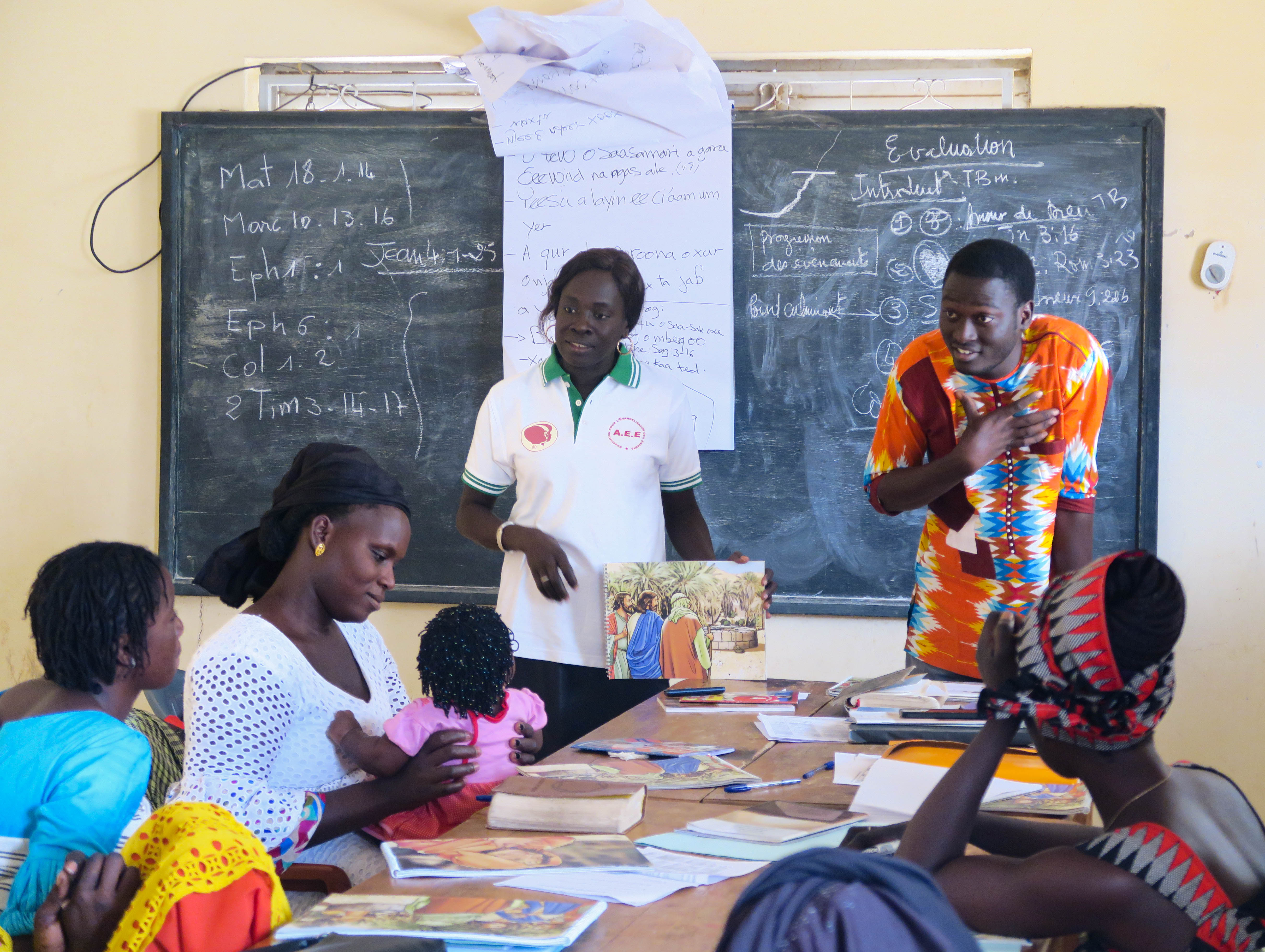 Senegalissa toimiva pyhäkoulunopettajien seminaari. Kuvassa aikuisia ja lapsia valoisassa luokkahuoneessa.