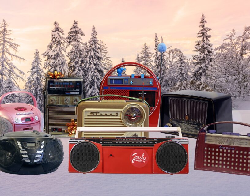 Erilaisia radiovastaanottimia lumisessa maisemassa.