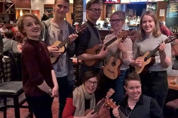 Seurakunnassamme on monenlaisia laulu- ja soittoporukoita. Voit päästä soittamaan vaikka ukulelea.