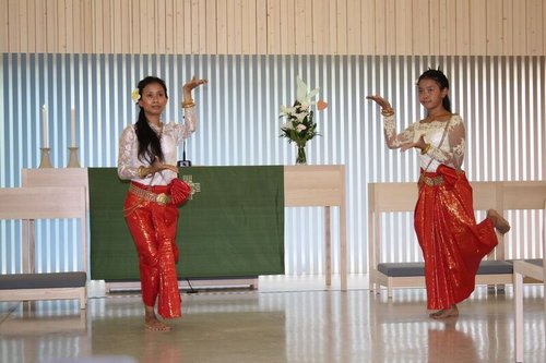 Naiset tanssivat kansallisasuissa Suvelan kappelilla.