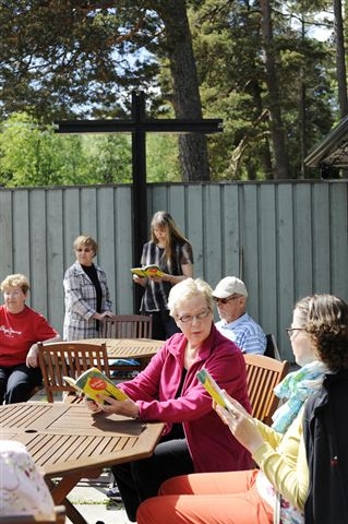 Ihmisiä kesäretkellä