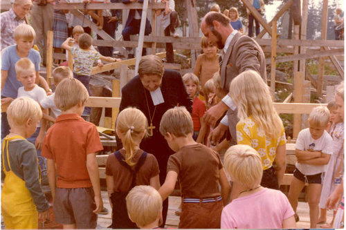 Espoonlahden kirkon peruskiveä muurataan vuonna 1979. Mukana piispa Aimo T. Nikolainen ja alueemme lapsia.