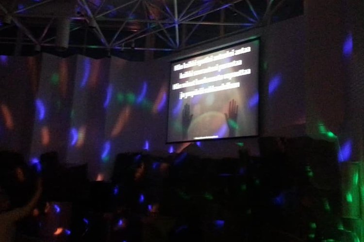 Fellowship ja Praise Party mainoskuva. Pimeyttä, värivaloja...