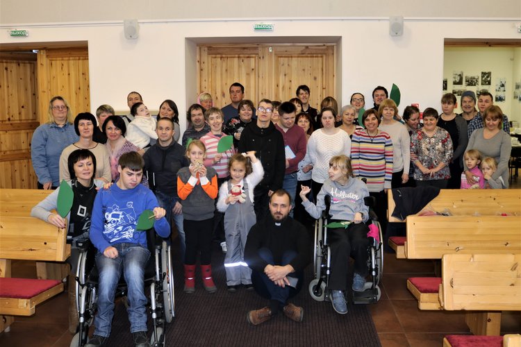 Kuvassa Petroskoin vammaisia lapsia ja nuoria omaishoitajineen.