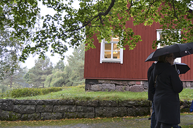 Pitäjäntupa sateisen SyysMatin Markkinoiden aikaan. Rakennus on monen tilaisuuden suosittu pitopaikka.