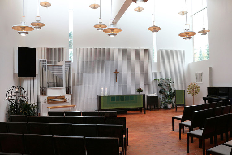 Valokuvassa Olarin Esbo svenska församlingin kappelin yleiskuva sisältä
