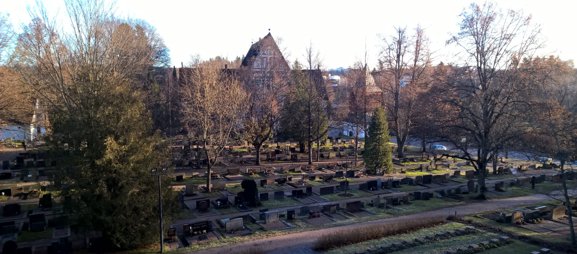 Kirkon hautausmaa. Kuva Tero Liljeblom.