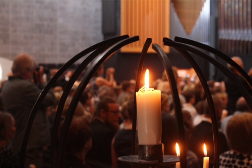 Tapiolan kirkon lähetyskynttelikössä palaa kynttilä.