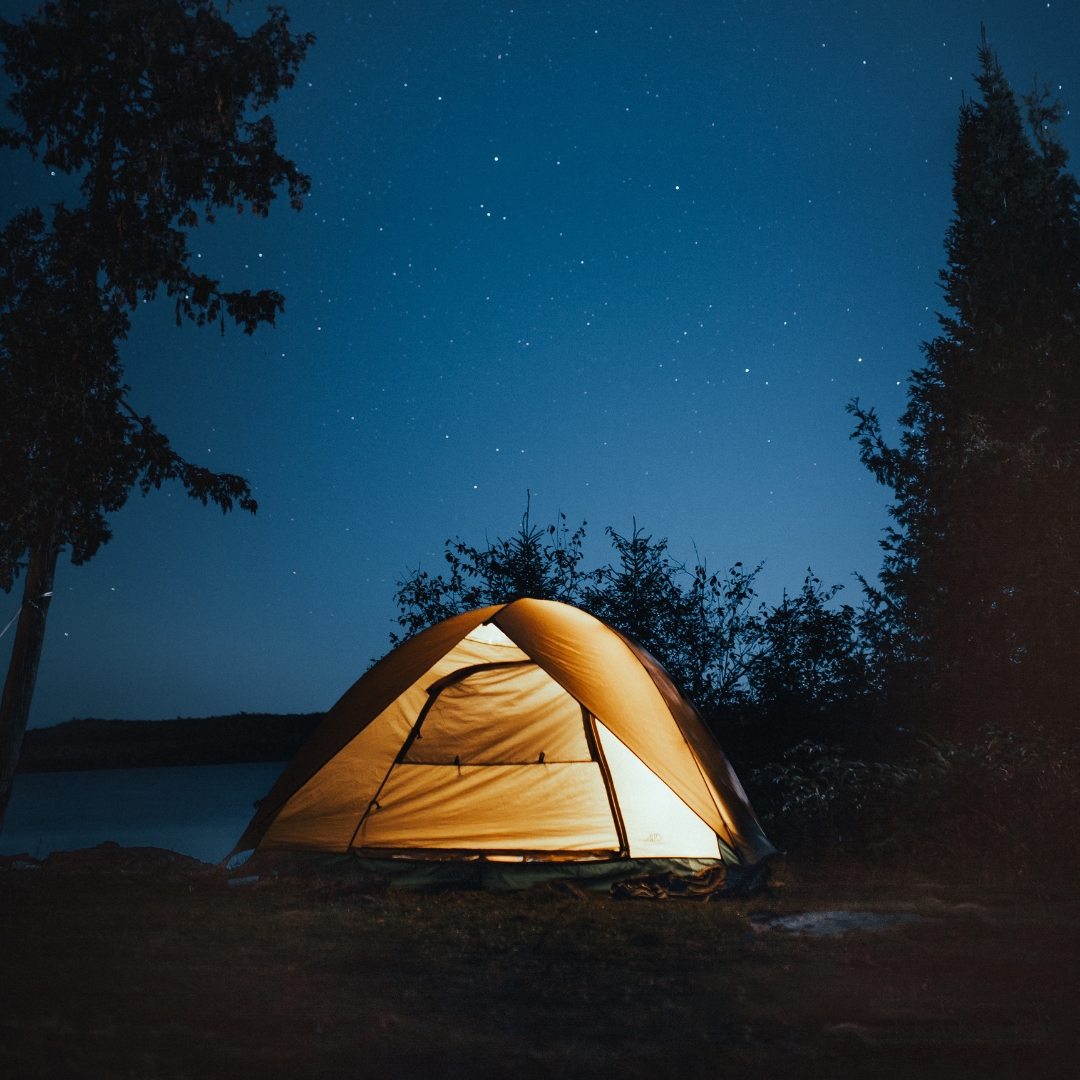 Teltta yöllä luonnon keskellä.