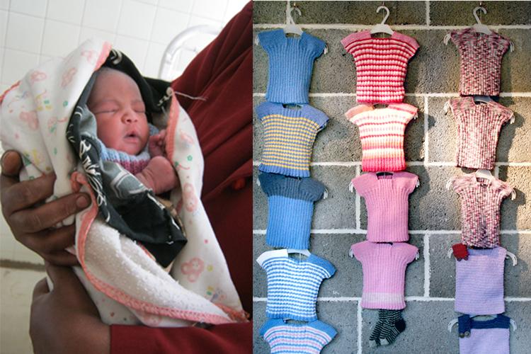 Vasemmalla vauva sylissä. Oikealla värikkäitä neulottuja vauvannuttuja ripustettuna Tapiolan kirkon seinälle.