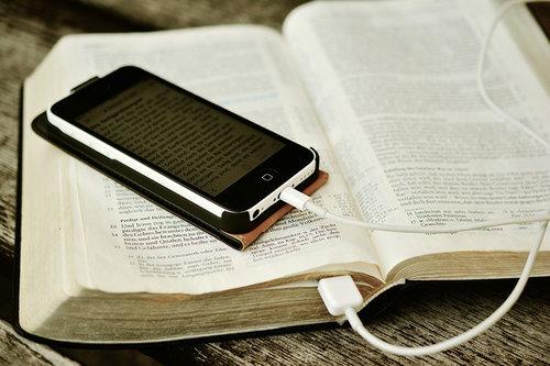 Raamattu ja kännykkä.