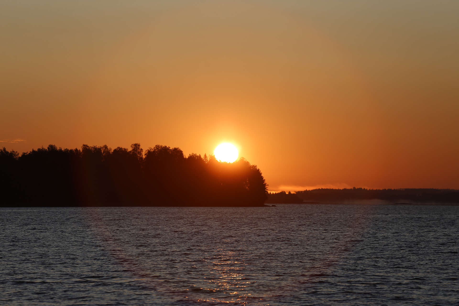 Auringonlasku järvellä.
