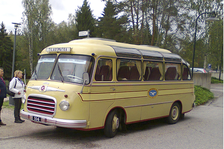 vanha keltainen bussi