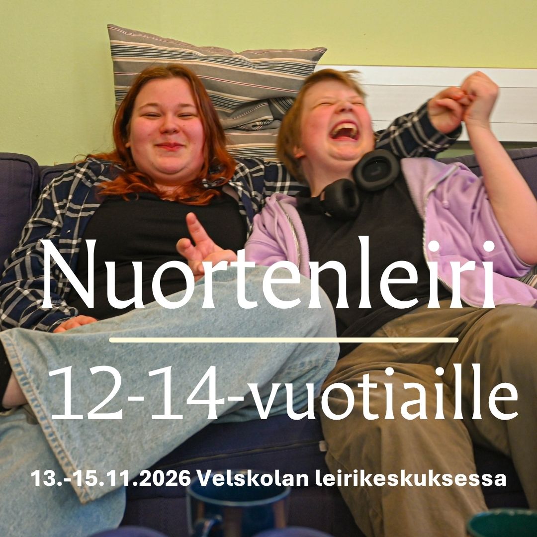 Nuoria kuvassa sohvalla. Tekstinä Nuorten leiri 12-14 vuotiaille 