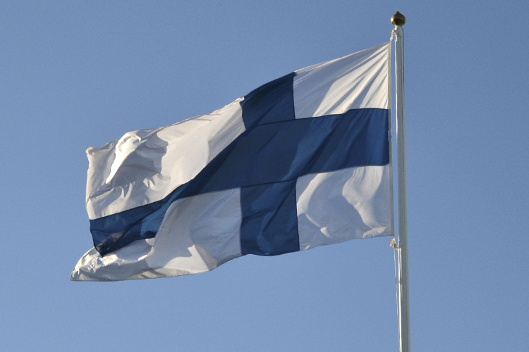 Sanajumalanpalvelus, Olarin seurakunta, itsenäisyyspäivä Suomenlippu liehuu.