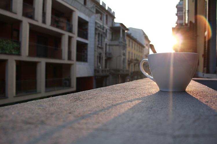 Kahvikuppi aamuauringon loisteessa.