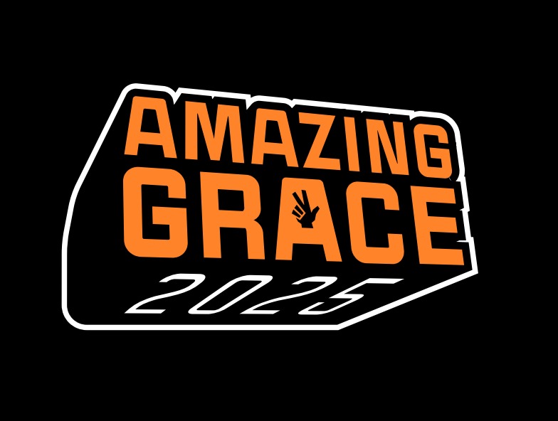 Amazing Grace -parikilpailu 10-14 vuotiaille Logo, jossa musta pohja ja oranssilla fontilla tapahtuman nimi Amazing Grace ja valkoisella fontilla vuosiluku 2025.