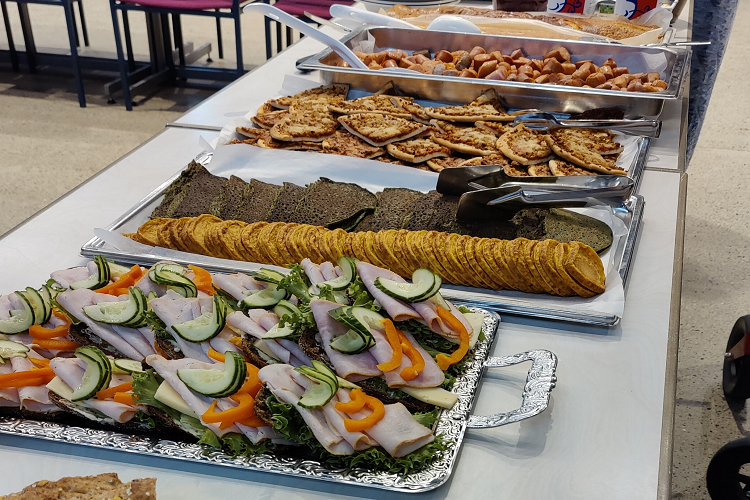 Kuva buffetpöydästä, jossa eri ruokalajeja.